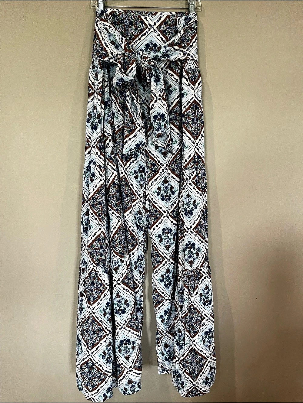 Threads of Luxx NWOT Floral Wide Leg Pants in White & Blue Size Large